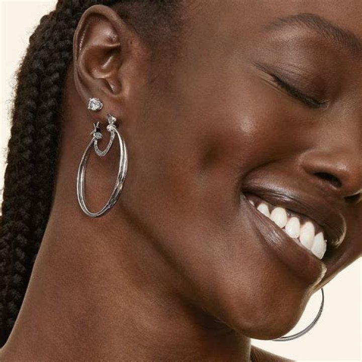 Can chefs wear earrings?