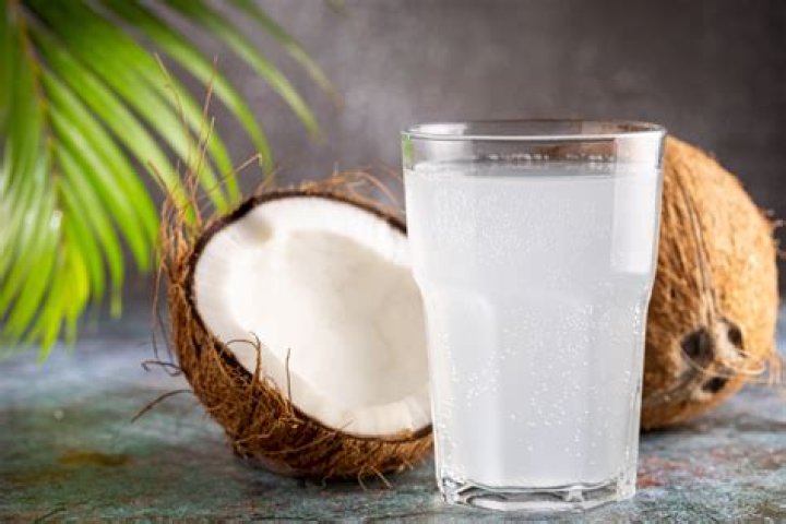 Can I spray coconut water in my hair?