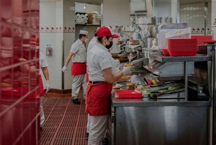 Can In-N-Out employees accept tips?