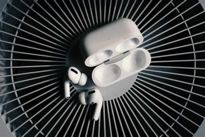 Do AirPods pick up background noise?