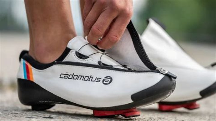 Do triathletes wear cycling shoes?