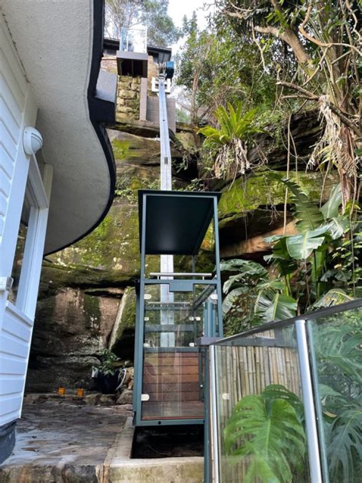 Does dig alert mark on private property?