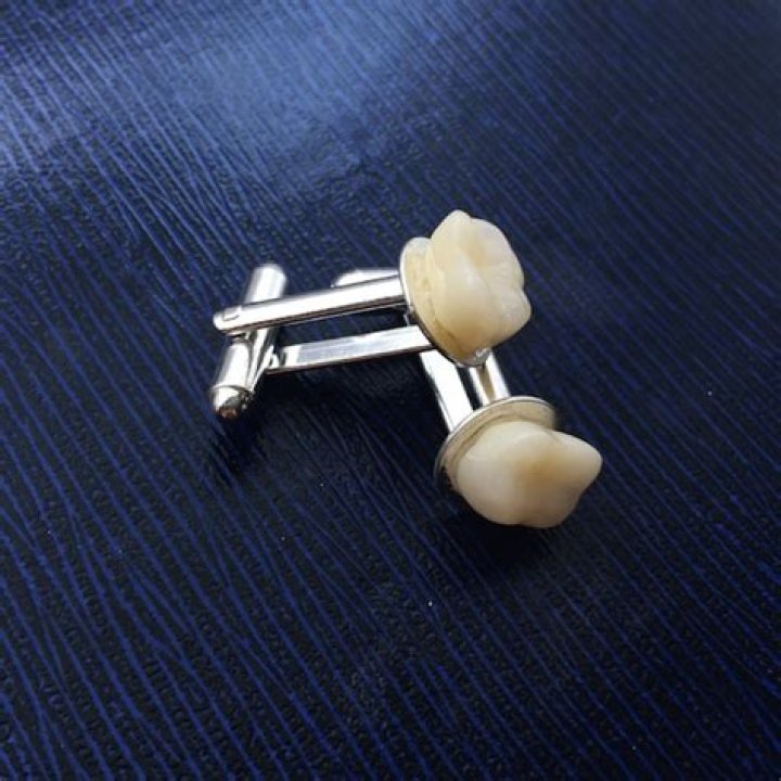What do Meyer Wolfsheim's cufflinks symbolize?