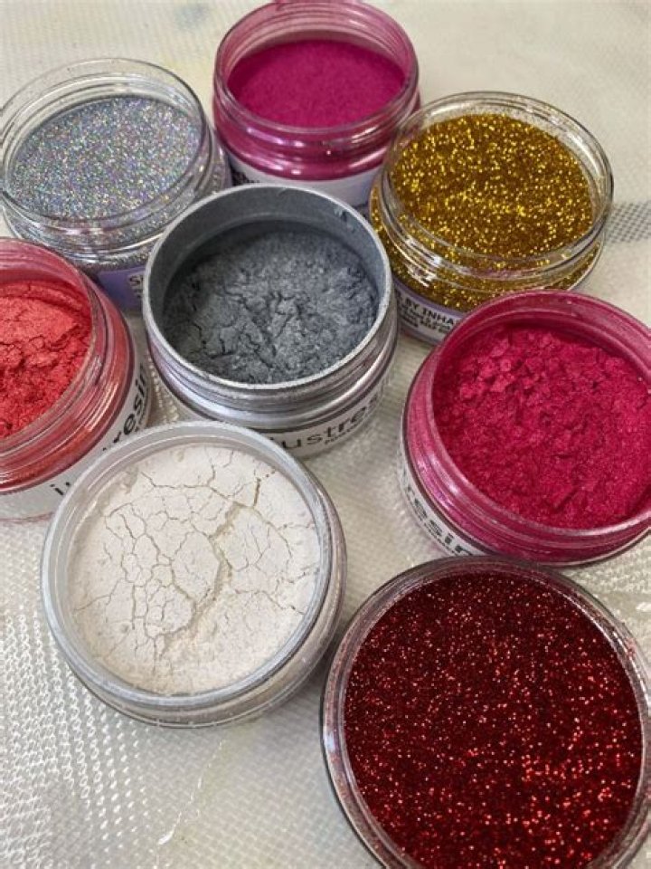 What do you mix pigment powder with?