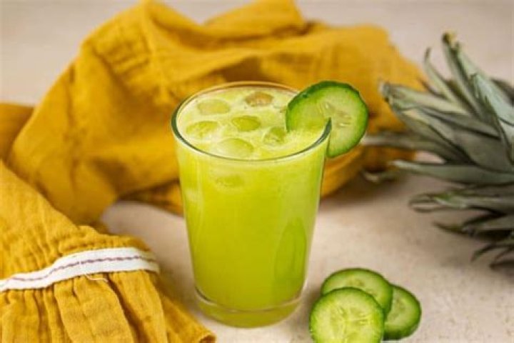 What is the best time to drink pineapple and cucumber juice?