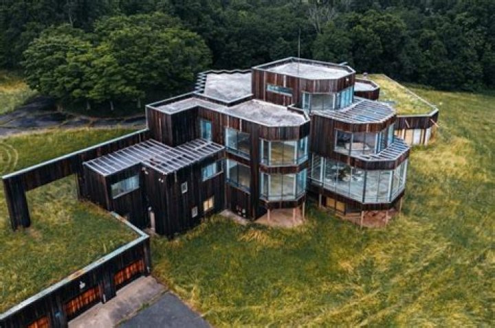 Where is the abandoned glass mansion located?