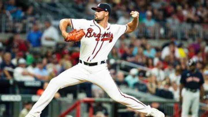 Who is the tallest player in the MLB 2021?