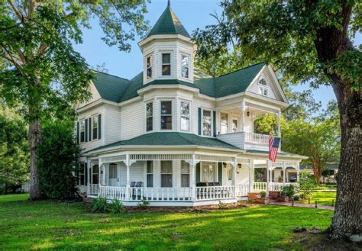 Why do Victorian houses have so many windows?